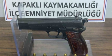 Ruhsatsız tabanca taşıyan 2 şahıs polis engeline takıldı