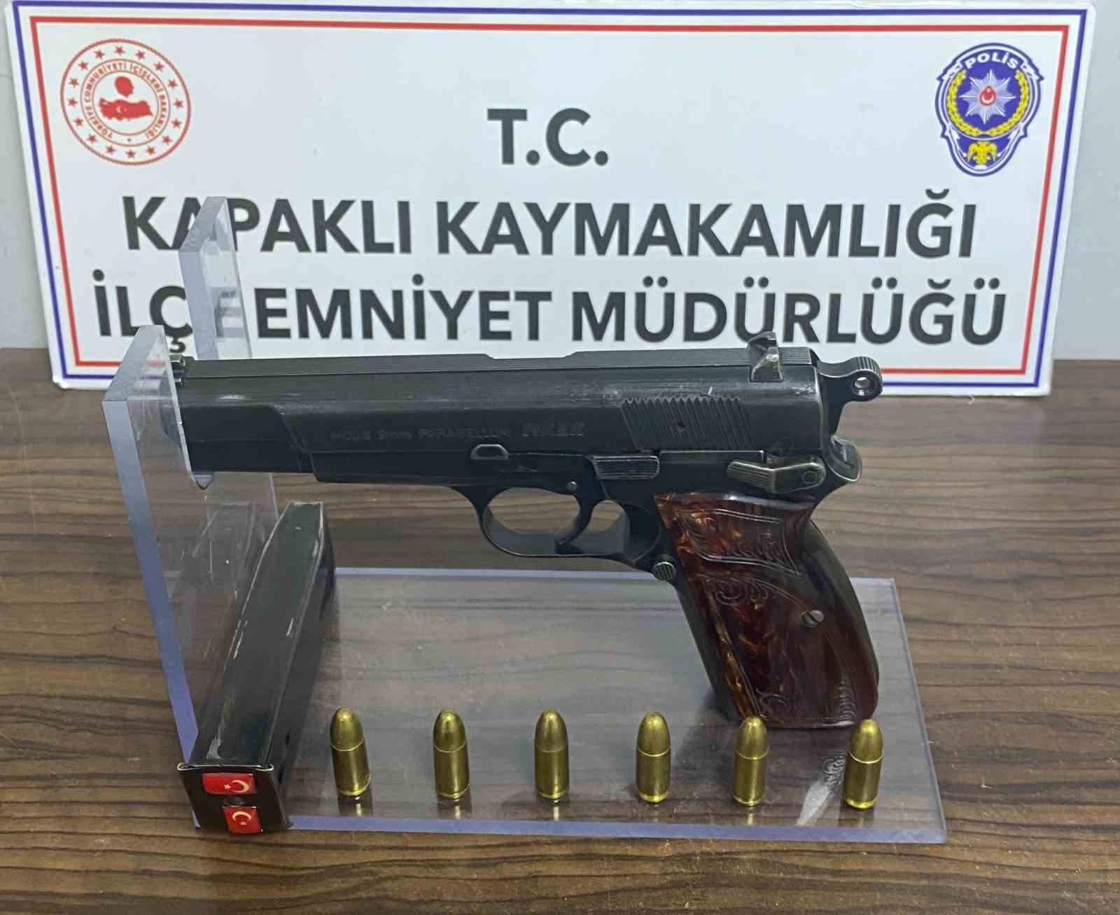 Ruhsatsız tabanca taşıyan 2 şahıs polis engeline takıldı