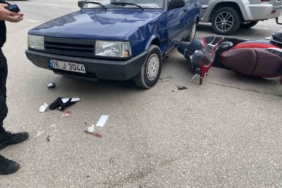 Bursa’da otomobile çarpan motosikletli ağır yaralandı