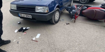 Bursa’da otomobile çarpan motosikletli ağır yaralandı
