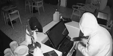 Beylikdüzü’nde 3 işyerinden toplam 51 bin 500 TL çalan hırsızlar kamerada