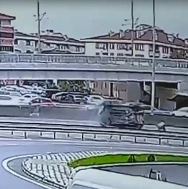 Beton bariyere çarpan otomobil devrilip sürüklendi, kaza anı kamerada