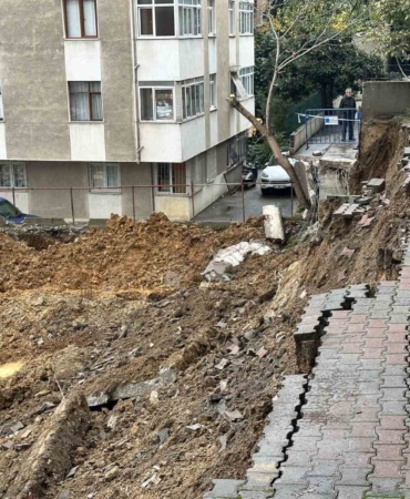 Kadıköy’de yağışlara dayanamayan istinat duvarı çöktü