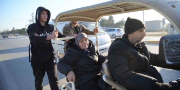 Edirne’de gençlerden insanlık dersi: Engelli vatandaşı kilometrelerce ittiler