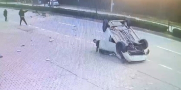 Taklalar atan otomobilden burnu kanamadan çıktı