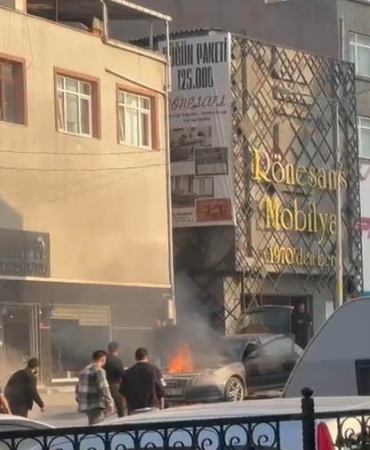 Yeni aldığı otomobilinden alevler yükseldi, yangını söndürdü