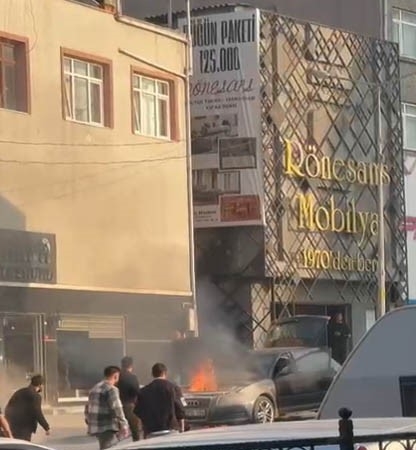Yeni aldığı otomobilinden alevler yükseldi, yangını söndürdü