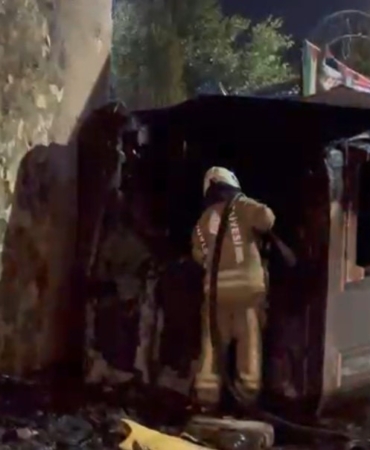 Fatih’te güvenlik kulübesi alev alev yandı