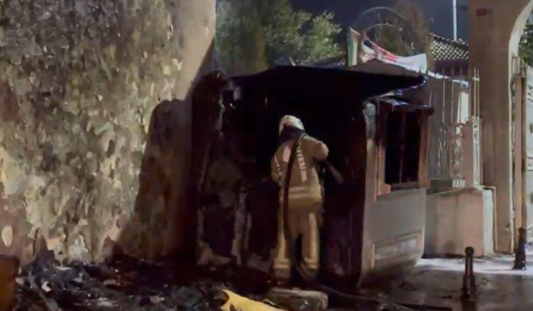 Fatih’te güvenlik kulübesi alev alev yandı