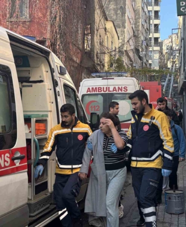 Şişli’de 2 katlı binada yangın paniği: Hastane yolundan dönen astım hastası ev sahibi fenalık geçirdi