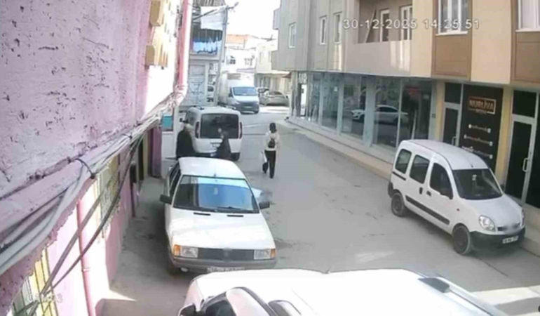 Ekmek arabasının kapısı böyle yere serdi