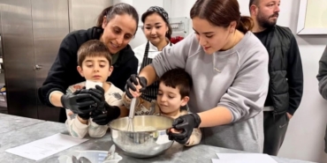 Özel bireyler mutfağa girdi, hem eğlendiler hem pişirdiler