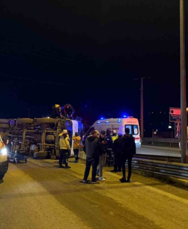 Kuzey Marmara Otoyolu girişinde beton mikseri devrildi: 2 yaralı