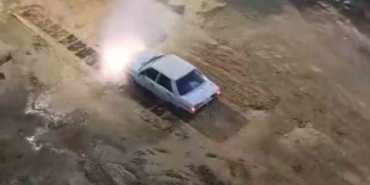 Krizi fırsata çevirdi, patlayan suda aracını yıkadı