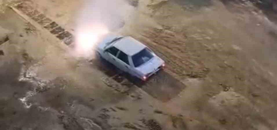 Krizi fırsata çevirdi, patlayan suda aracını yıkadı