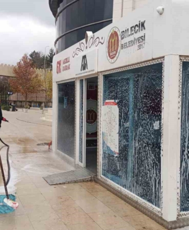 Bilecik’te kent genelinde durak temizliği seferberliği