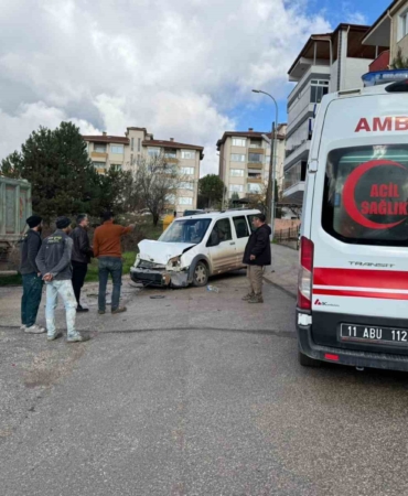 Bilecik’te kamyon ile hafif ticari araç çarpıştı; 4 yaralı