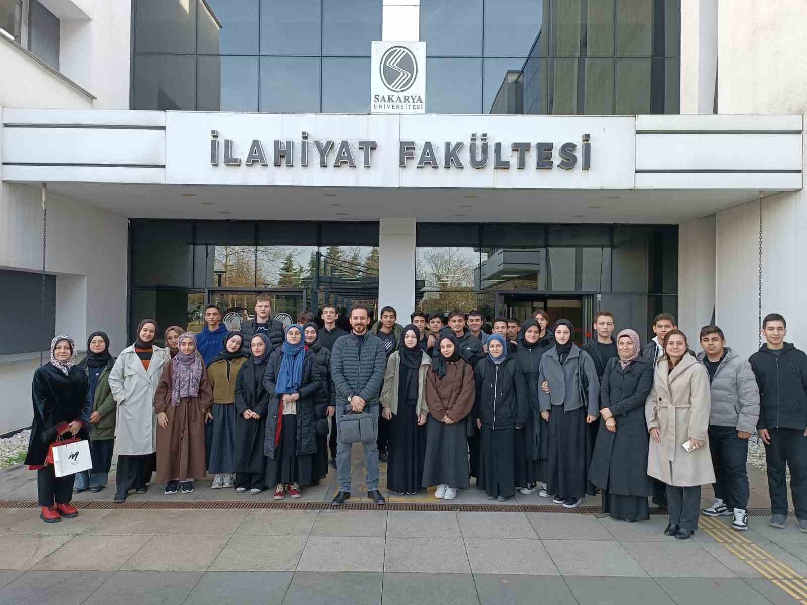 Liseli öğrenciler üniversiteyi ziyaret ederek deneyim kazandı