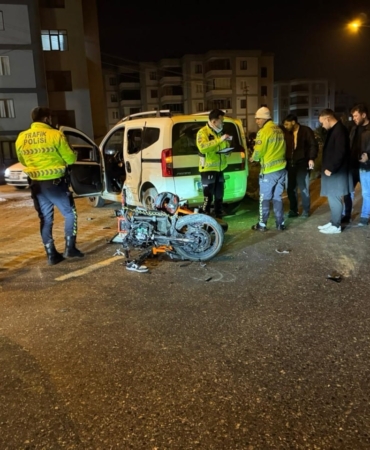 Hafif ticari araçla çarpışan motosikletin sürücüsü ağır yaralandı