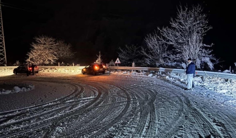 Oylat Kaplıcaları yolu kar nedeniyle kapandı