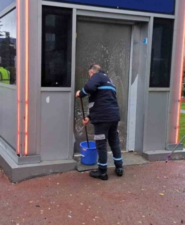 Üst geçit asansörlerinde periyodik temizlik