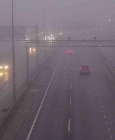 Kocaeli’de yoğun sis trafiği olumsuz etkiledi: Görüş mesafesi 75 metreye düştü