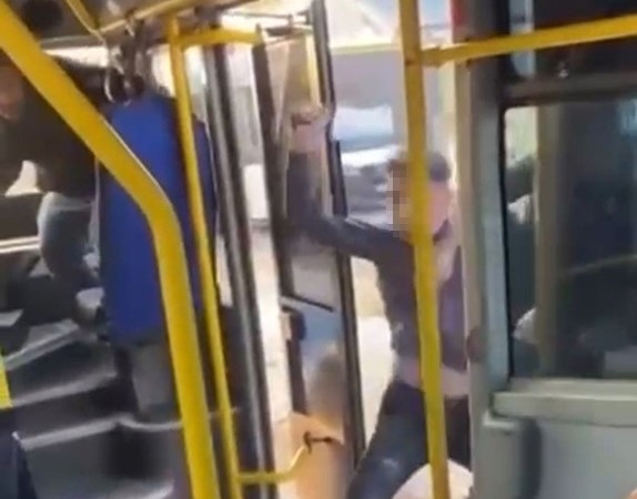 Otobüsteki satırlı saldırgan evinde yakalandı