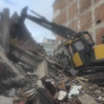 Zeytinburnu’nda yıkım sırasında beton parçaları iş makinesinin üzerine düştü: Operatör yaralandı