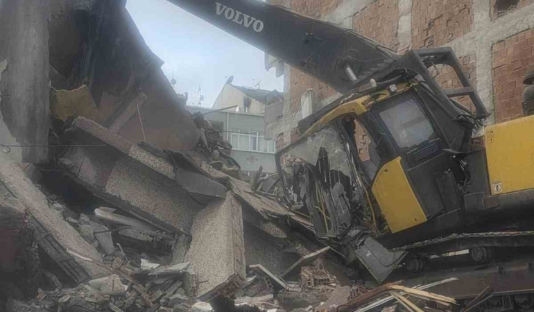 Zeytinburnu’nda yıkım sırasında beton parçaları iş makinesinin üzerine düştü: Operatör yaralandı