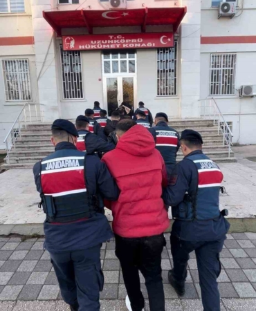 Yurt dışına kaçmak isterken yakalanan 5 kişi tutuklandı