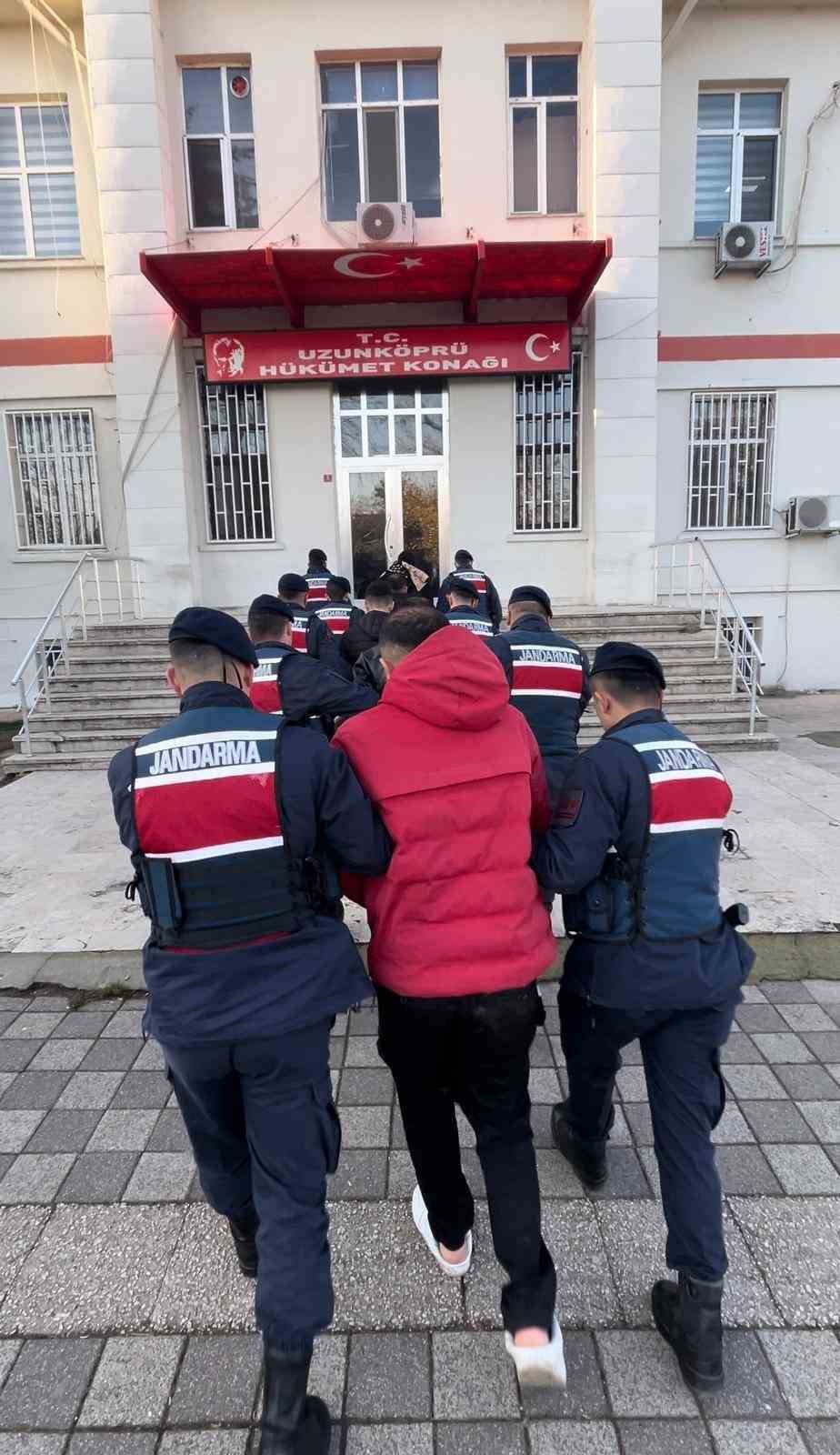 Yurt dışına kaçmak isterken yakalanan 5 kişi tutuklandı