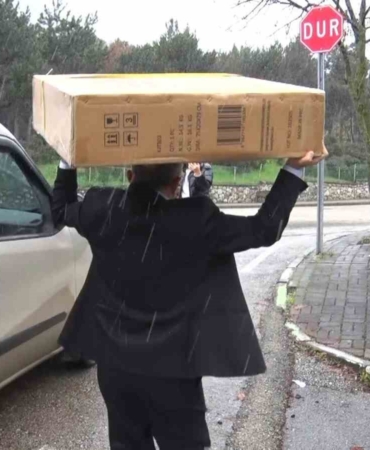 Karlı havada yürekleri ısıtan yardım