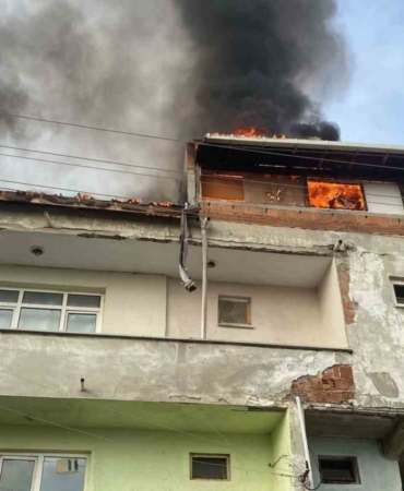 Çatı katı alev topuna döndü