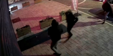 Esenyurt’ta kuyumcu soygunu girişimi kamerada: Hırsızlar alarm çalınca böyle kaçtı