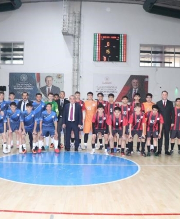 Kaymakam Öztürk Okul Sporları Genç Erkekler Futsal grup maçlarını takip etti