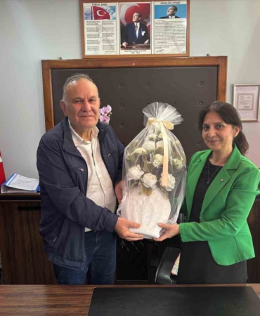 Emekli olan 38 yıllık öğretmene duygusal veda