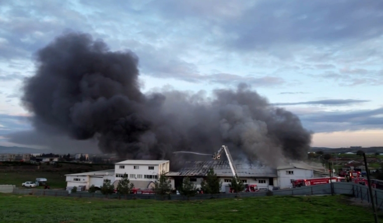 Tuzla’da kauçuk fabrikasında korkutan yangın