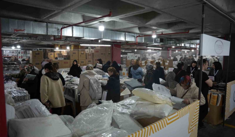 Bahçelievler’de vatandaşlar AVM’deki alışveriş indirimine koştu