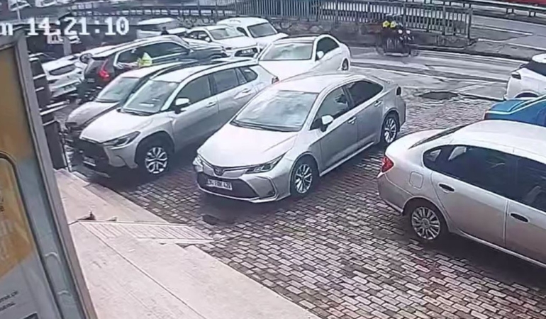 Başakşehir’de bankadan para çeken iş adamına soygun girişimi kamerada