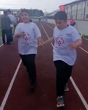 Silivri’de yürekleri ısıtan görüntü: Özel eğitim öğrencisi yarışı bıraktı, arkadaşını bekledi