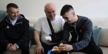 Dünya şampiyonu milli karateci Şamdan’dan Başkan Bıyık’a "madalyalı" ziyaret