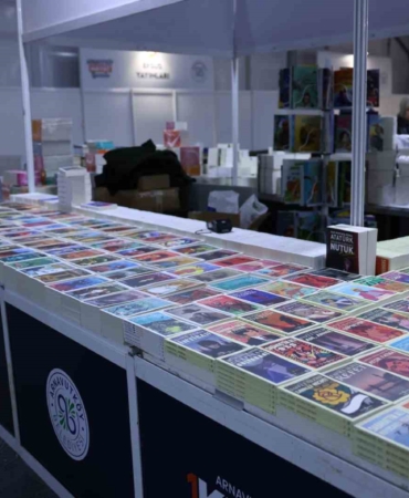 Arnavutköy’de 1. Kitap Fuarı kapılarını açtı, onlarca ünlü isim kitapseverlerle buluşacak