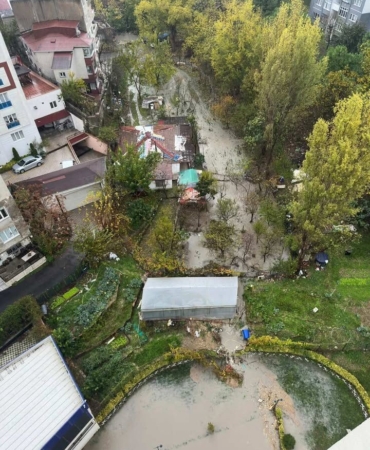 Küçükçekmece’de site otoparkını su bastı