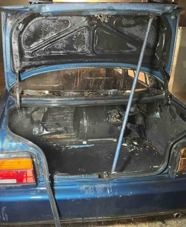 Park halindeyken yanan otomobil kullanılamaz hale geldi