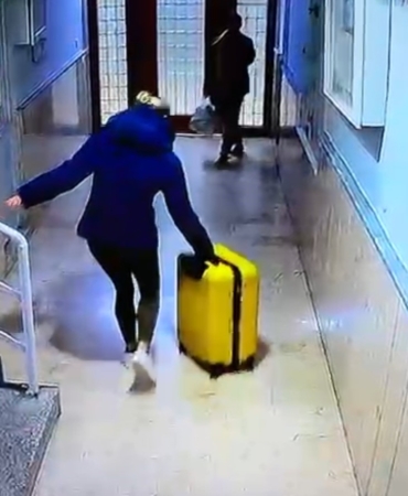 Güllü’nün kızının arkadaşı ile birlikte bavullarla binadan çıktığı anlara ilişkin görüntü ortaya çıktı