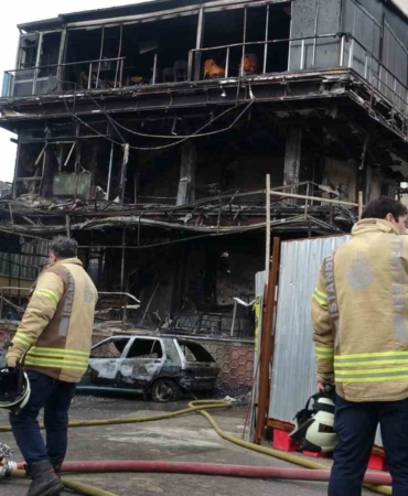 Pendik’te araçtaki yangın çevre binalara sıçradı: 2 araç ve kafe küle döndü