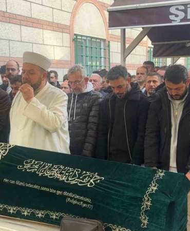 Şişli’de otomobilin kaldırıma çıkarak yayaların arasına daldığı kazada ölen kişi son yolculuğuna uğurlandı