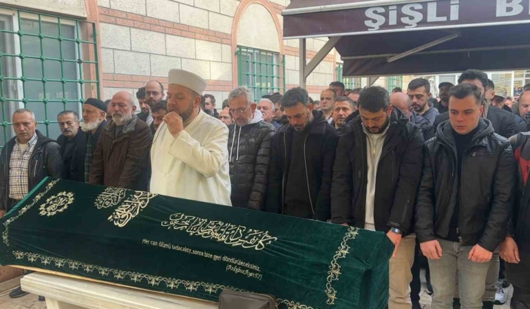 Şişli’de otomobilin kaldırıma çıkarak yayaların arasına daldığı kazada ölen kişi son yolculuğuna uğurlandı