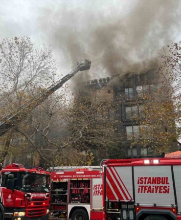 Bağdat Caddesi’nde çatı katında çıkan yangın büyüdü, 2 bloklu bina küle döndü