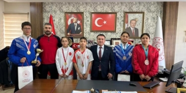 Bilecikli kick boks sporcularını makamında ağırladı